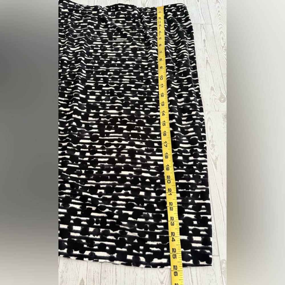 New! Vince Camuto Patterned Skirt - image 8